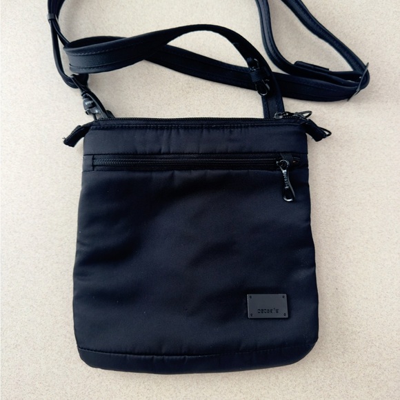 Pacsafe Anti-theft Black Crossbody Bag - Picture 2 of 2